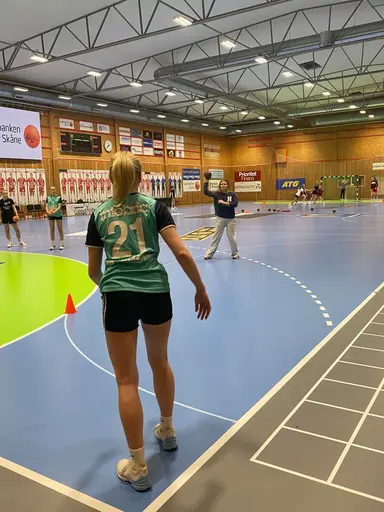 Ola Månsson och Emma Rask visar och instruerar