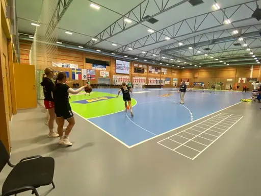 Ola Månsson och Emma Rask visar och instruerar