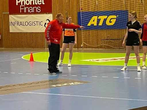 Ola Månsson och Emma Rask visar och instruerar