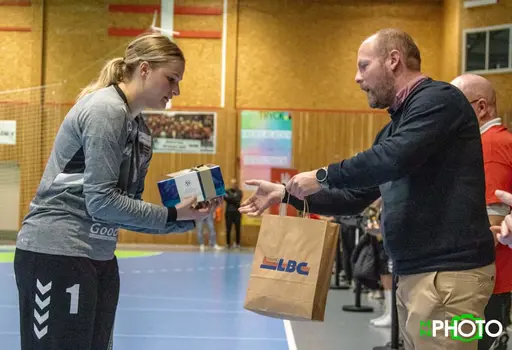 Ellen delar ut priset till bästa spelare i Skara, Melanie Felber och Martin till Irma Schjött i H65