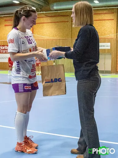 Ellen delar ut priset till bästa spelare i Skara, Melanie Felber och Martin till Irma Schjött i H65