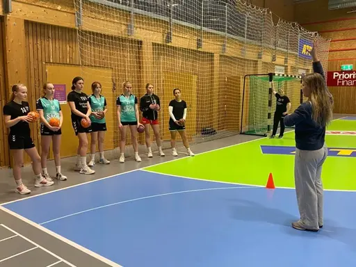 Ola Månsson och Emma Rask visar och instruerar