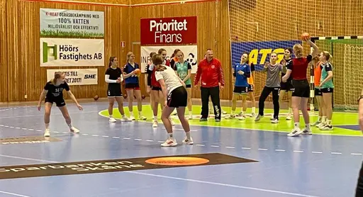 Ola Månsson och Emma Rask visar och instruerar