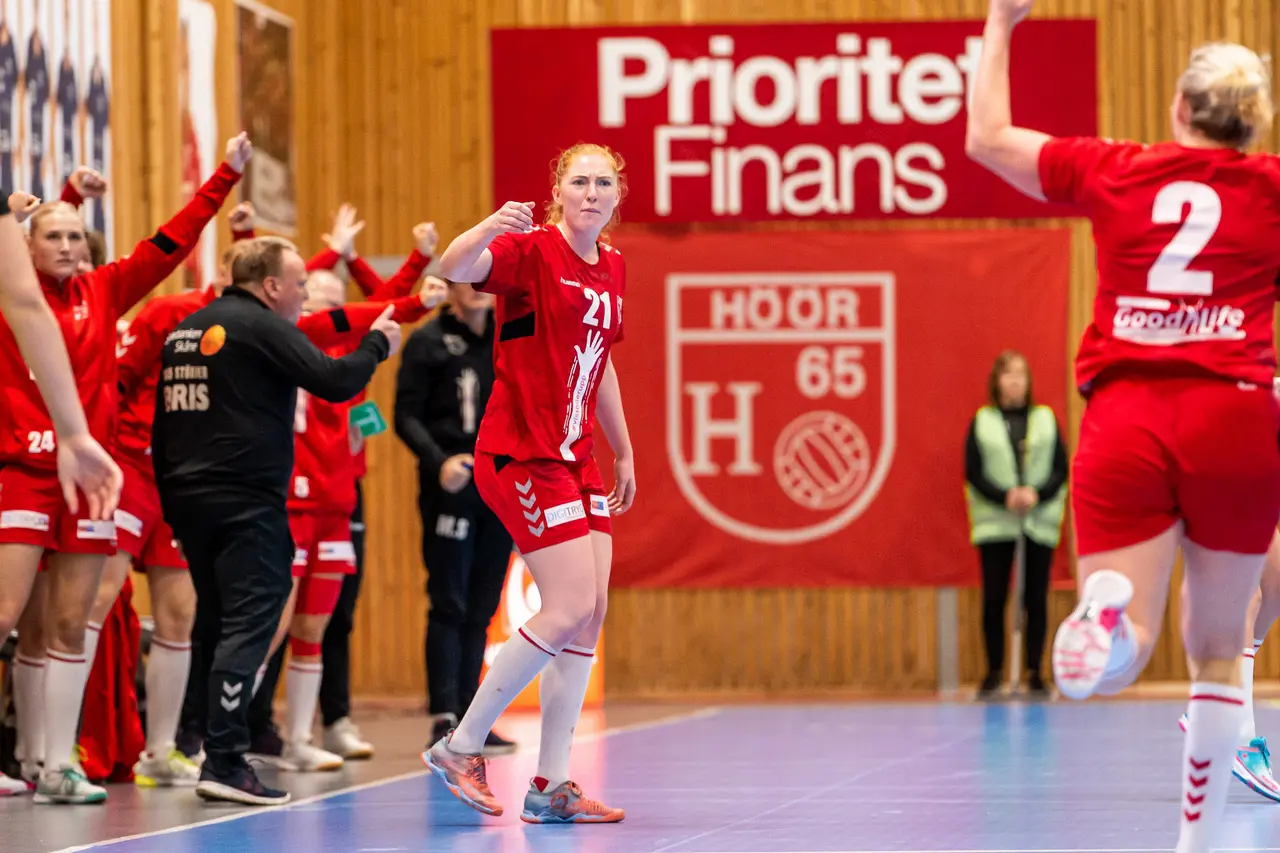Sofia Hvenfelt och hennes lagkamrater fick fira efter grundseriens sista match. Foto: Christoffer Borg Mattisson / H65 Höör