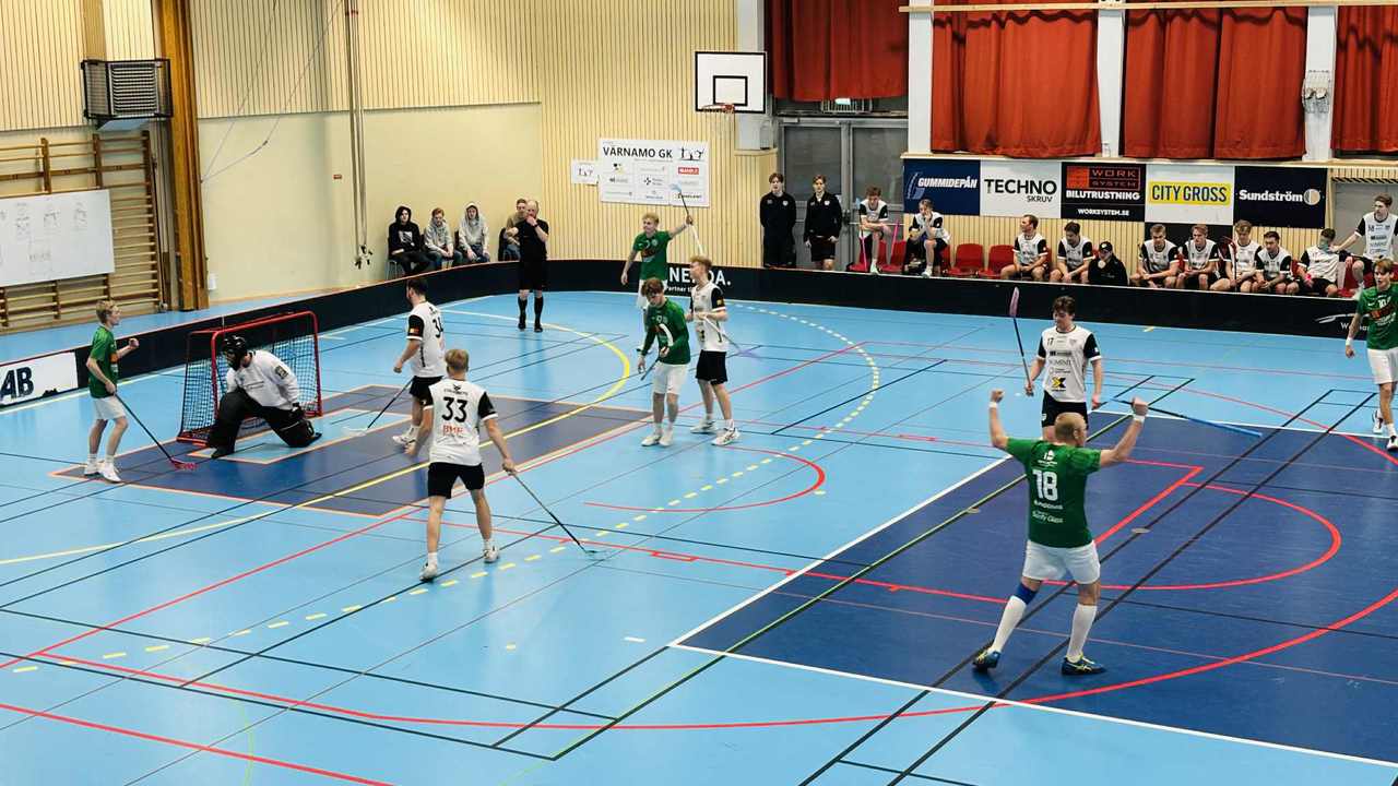 Engberg firar ett av sina mål efter att ha dundrat in bollen i powerplay.