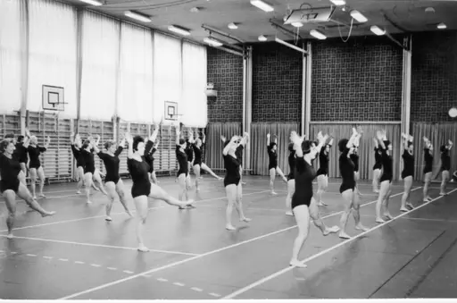 Träning i gymnastik för damer. Bild: Anna-Lisa Pewe