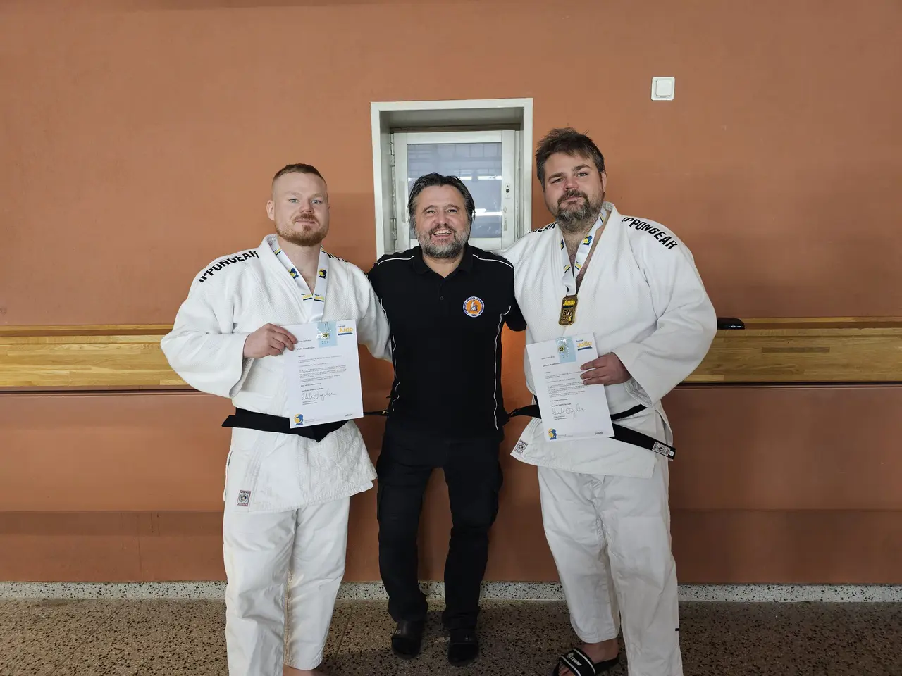 Klubbens ordförande mellan klubbens SM-guld medaljörer Calle och Dennis
