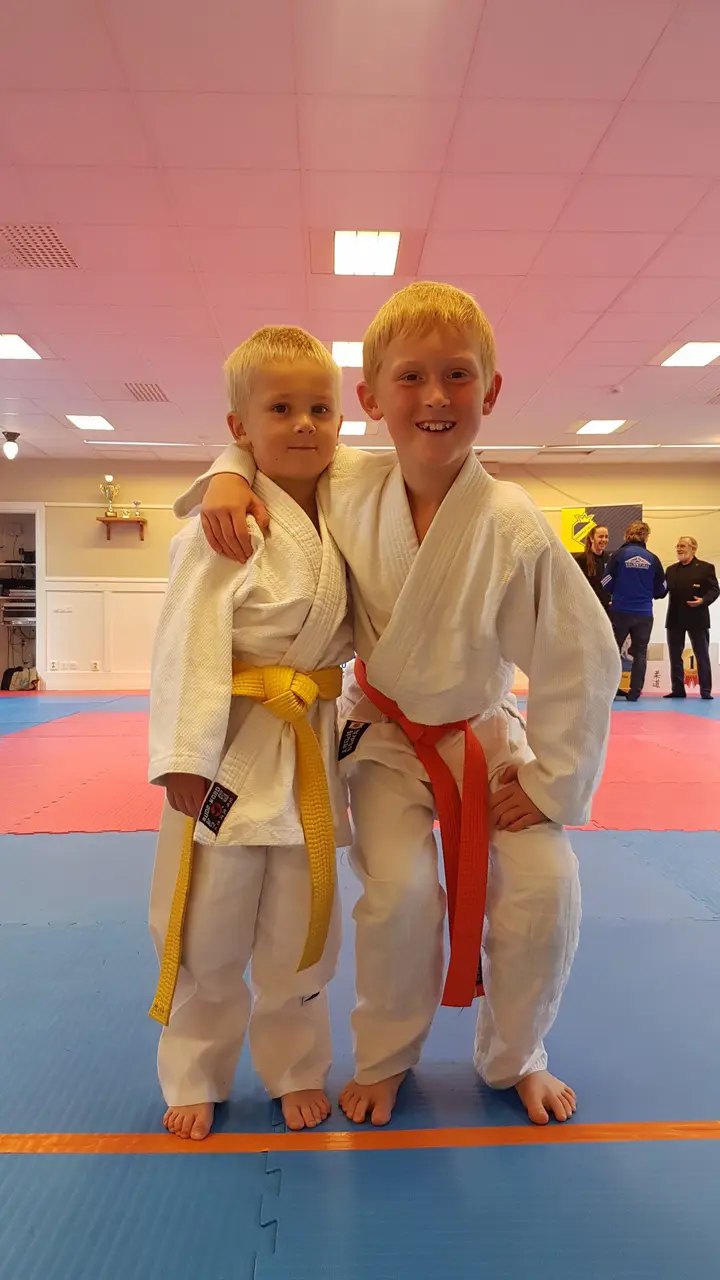 Liam med lillebror Elton är taggade på dagens tävling