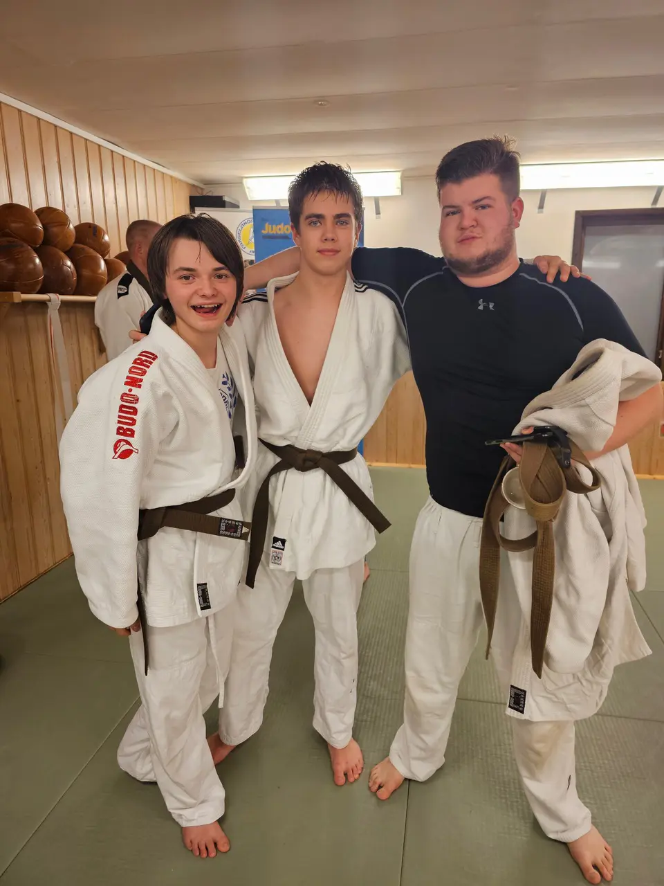 På bilden ser vi tre av klubbens härliga judokas och ledare. Victor, Marcus och Karl