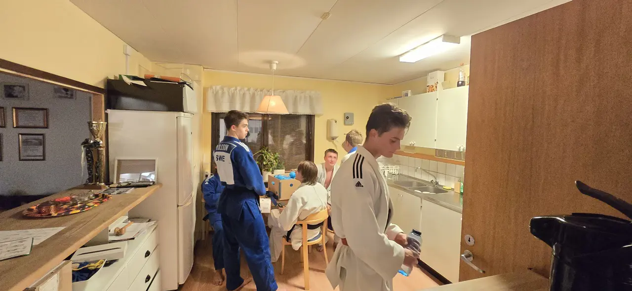 Lite eftersnack i köket efter träningspasset
