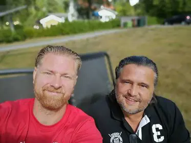 Anders Lönngren och Tommy Widekärr pratar om sportverksamheten i klubben.