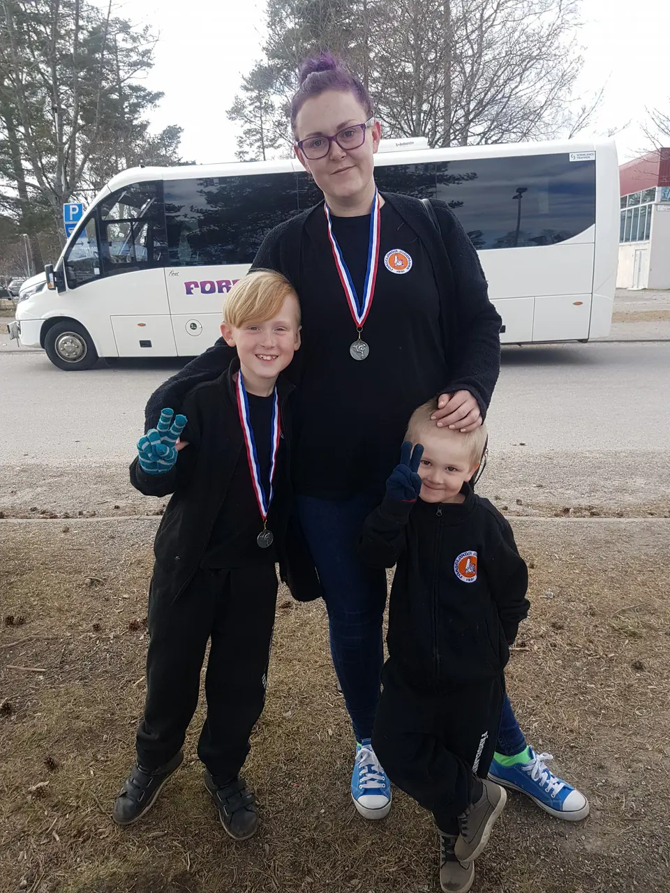 Erika och Liam ned varsin silvermedalj. Givetvis är Elton också med :D