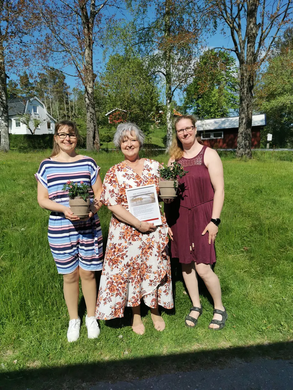 Camilla, Inger och Eva precis efter att de varit och tagit emot priset.