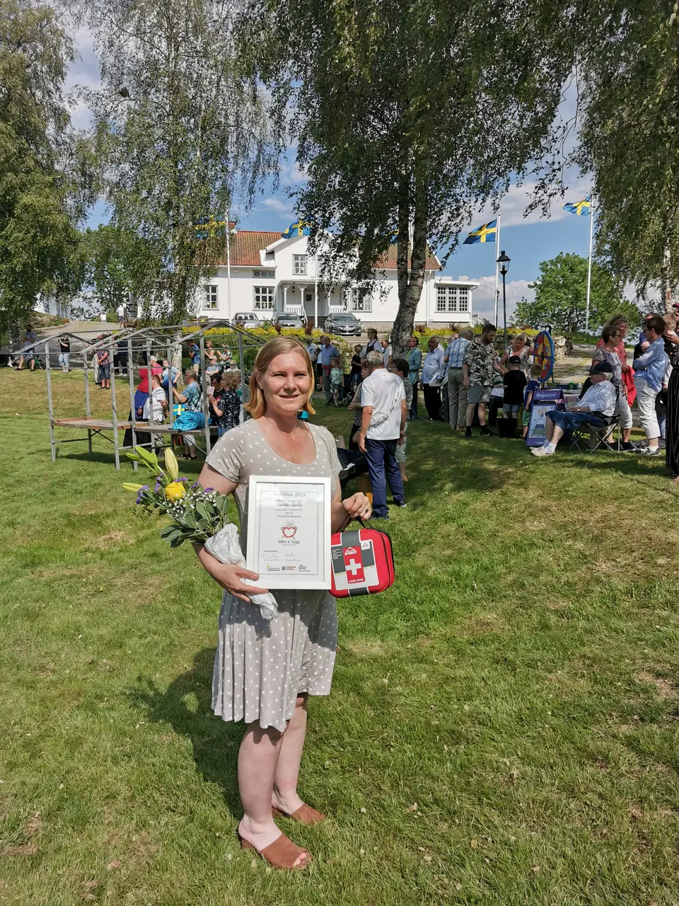 Rose-Marie tog emot beviset på att vi nu är en certifierad trygg och säker förening