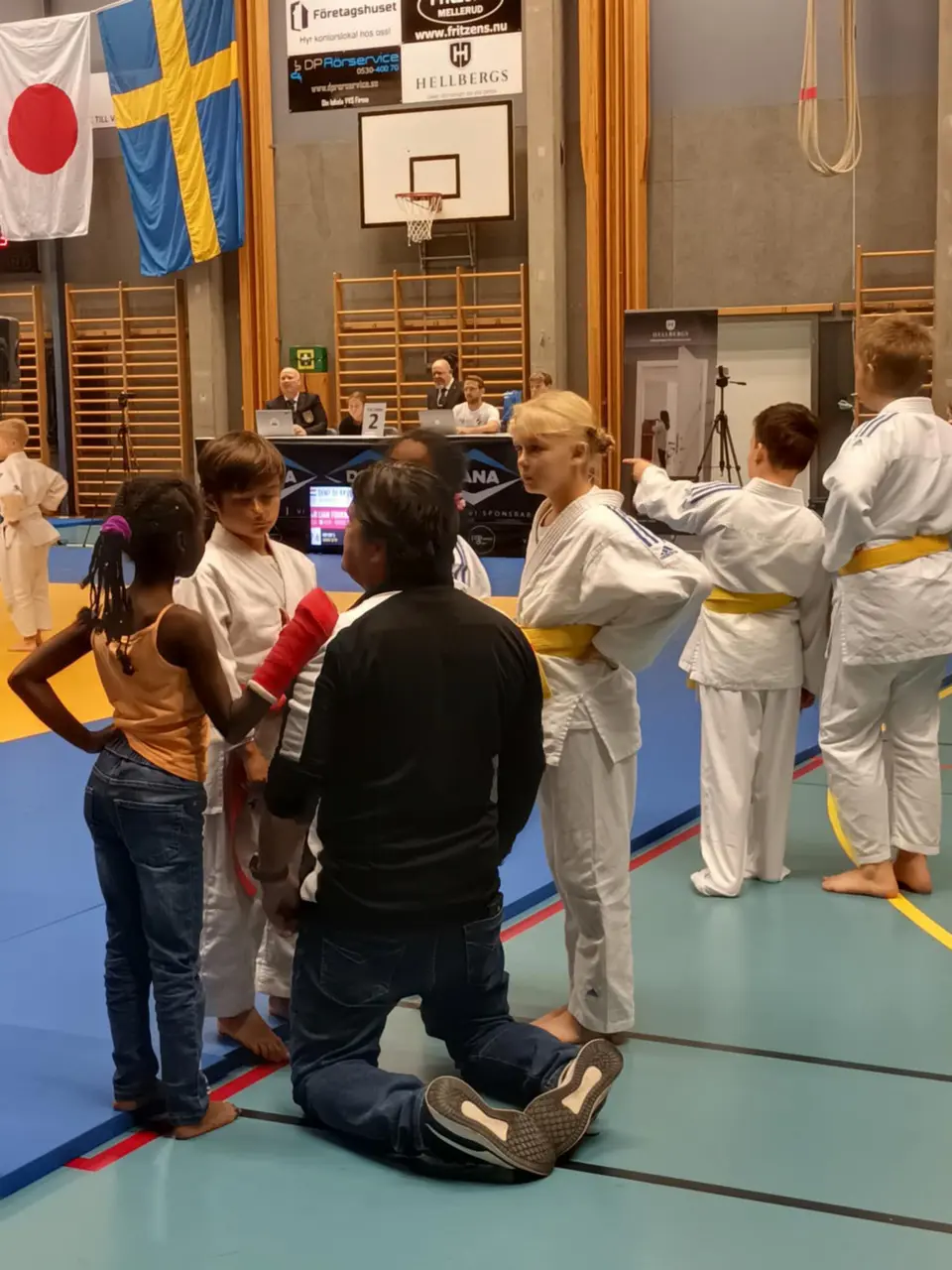 Bild från tävlingsmattan 2024 på Tommy tillsammans med våra duktiga barn som ägnar oss åt lite peptalk. Bild: Roland Holmberg