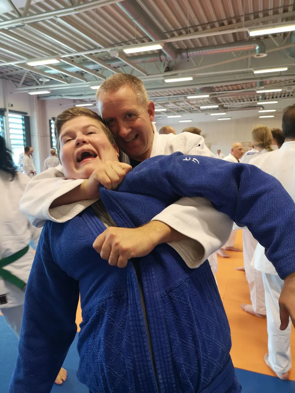 Tony och Karl på judomattan från en tidigare judofestival i Lindesberg.