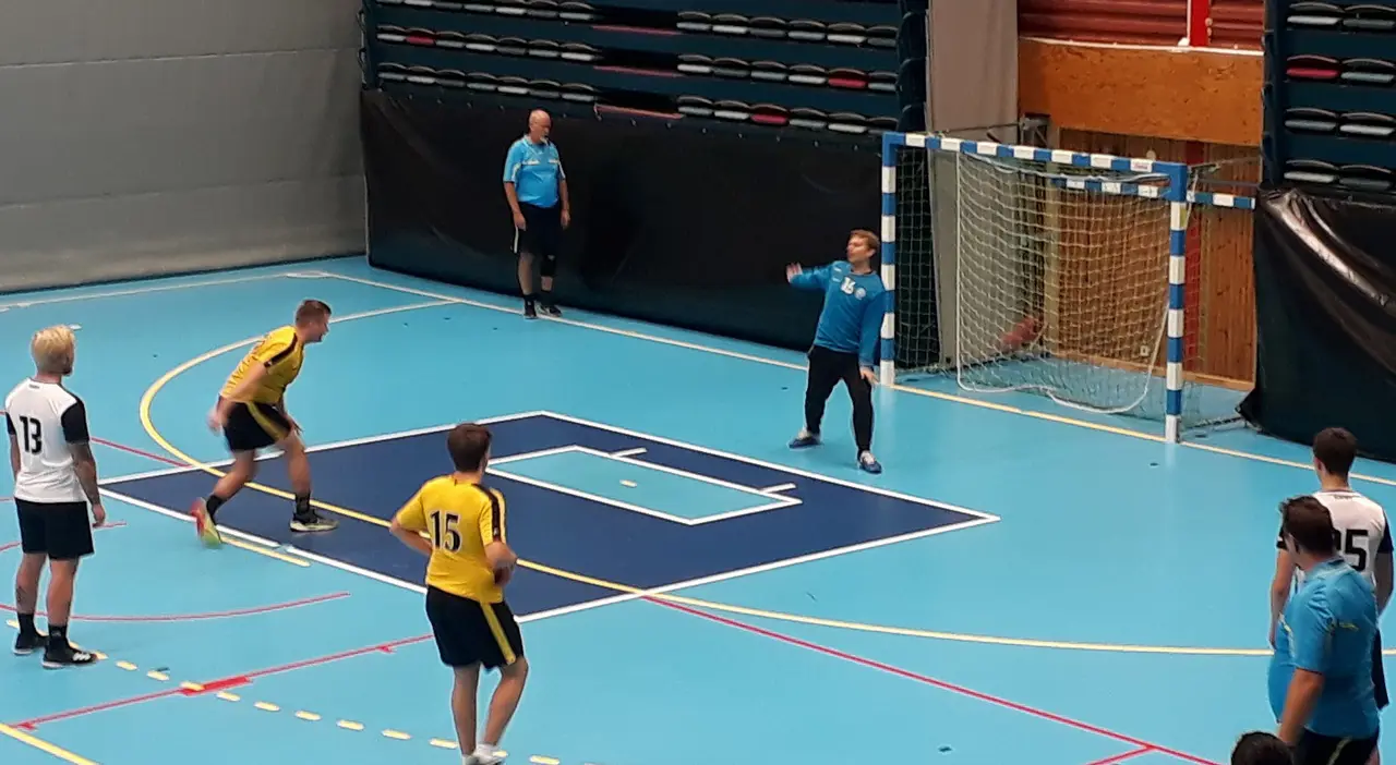 Simon Lindberg sätter en straff mot NAIS