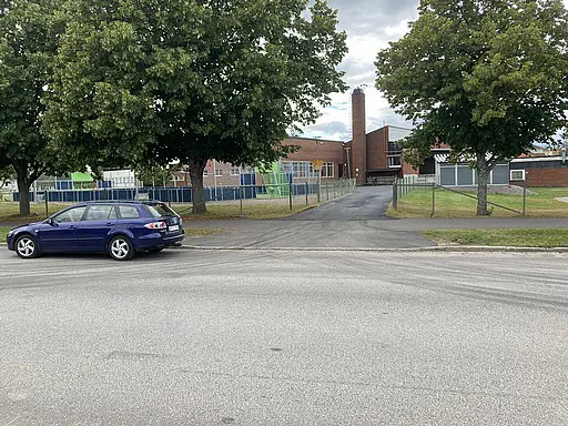 Sandbäcksskolans matsal, ingång från Fågelgatan