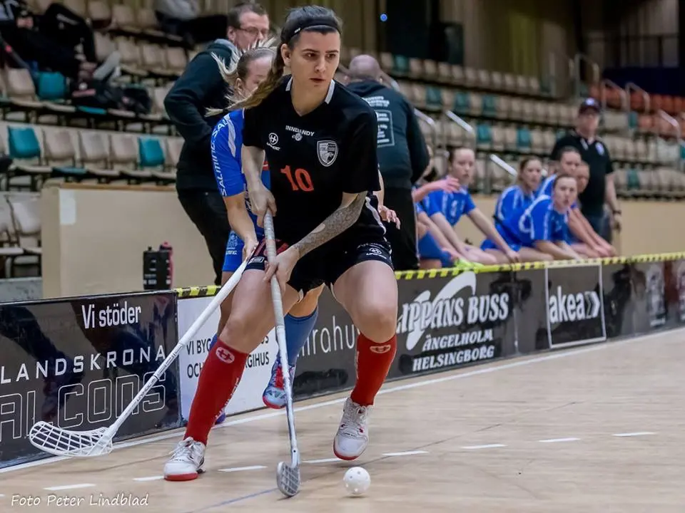 Malin skriver på ett nytt avtal och stannar i Falcons! Foto: Peter Lindblad
