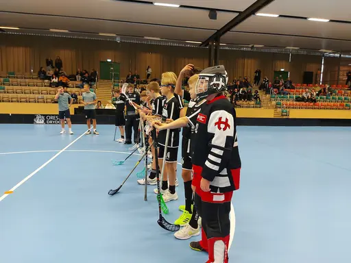 Vi har en grym hejarklack i ledning av Kenneth, som idag har fått tag i en leksak