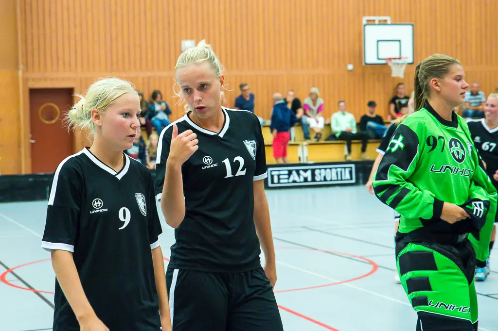 Felicia Wäfors assisterad utav Linnea Jönsson skrev historia med det första tävlingsmålet för SST Net Falcons Foto: Ulf Bjarke