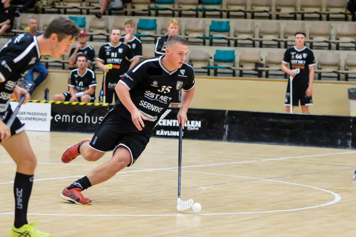 Joel Samuelsson stormar mot mål. Foto: Ulf Bjarke