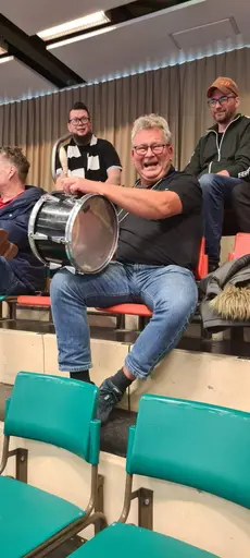 Vi har en grym hejarklack i ledning av Kenneth, som idag har fått tag i en leksak