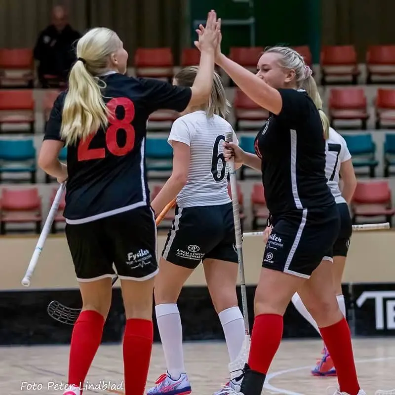 Lotta Andersson och Hannah Nilsson gör båda en bra match mot Röke IBK. Foto: Peter Lindblad