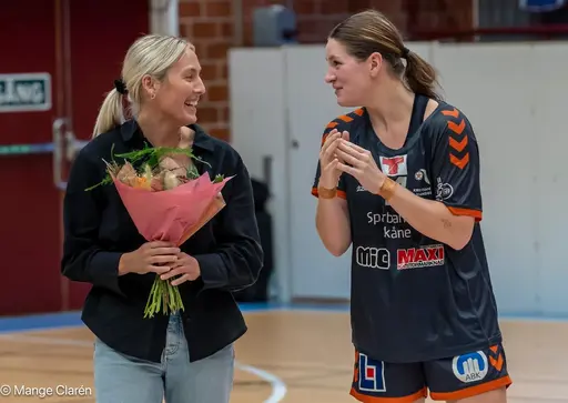 Sarah Carlström och lagkapten Maja Hedberg.