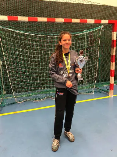 Glada och stolta KHK tjejer! Tildas Lag Gul till vänster och stolt Naomi till höger