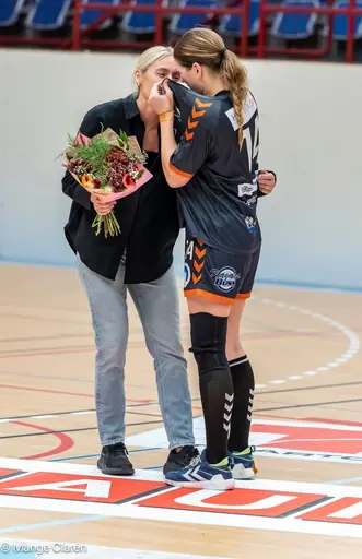 Sarah Carlström och lagkapten Maja Hedberg.