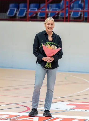 Sarah Carlström och lagkapten Maja Hedberg.