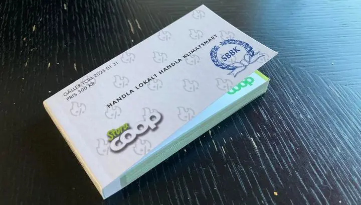 Rabatthäftet kostar 300 kr och är laddat med erbjudanden till ett värde av ca 5 000 kr