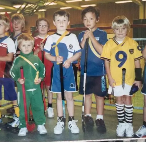 Mittenkillen, blåvit tröja, vita skor och med gult band är David.