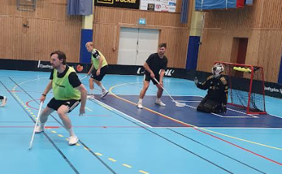 Spelaren i gul väst närmast i bilden är Albin Liffner i aktion för att stoppa så bollen inte kommer till Svahn (svart tröja)