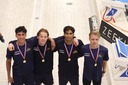     Rastin Mortezaei (tredje från vänster) och det svenska laget efter guld i lagkappen vid NUM.