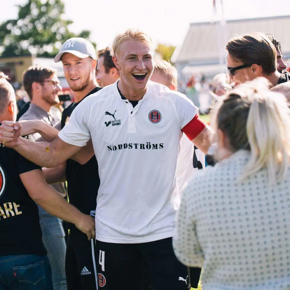Exklusiv bild på Viktor Wihlstrand direkt efter han signat kontraktet med Vv84