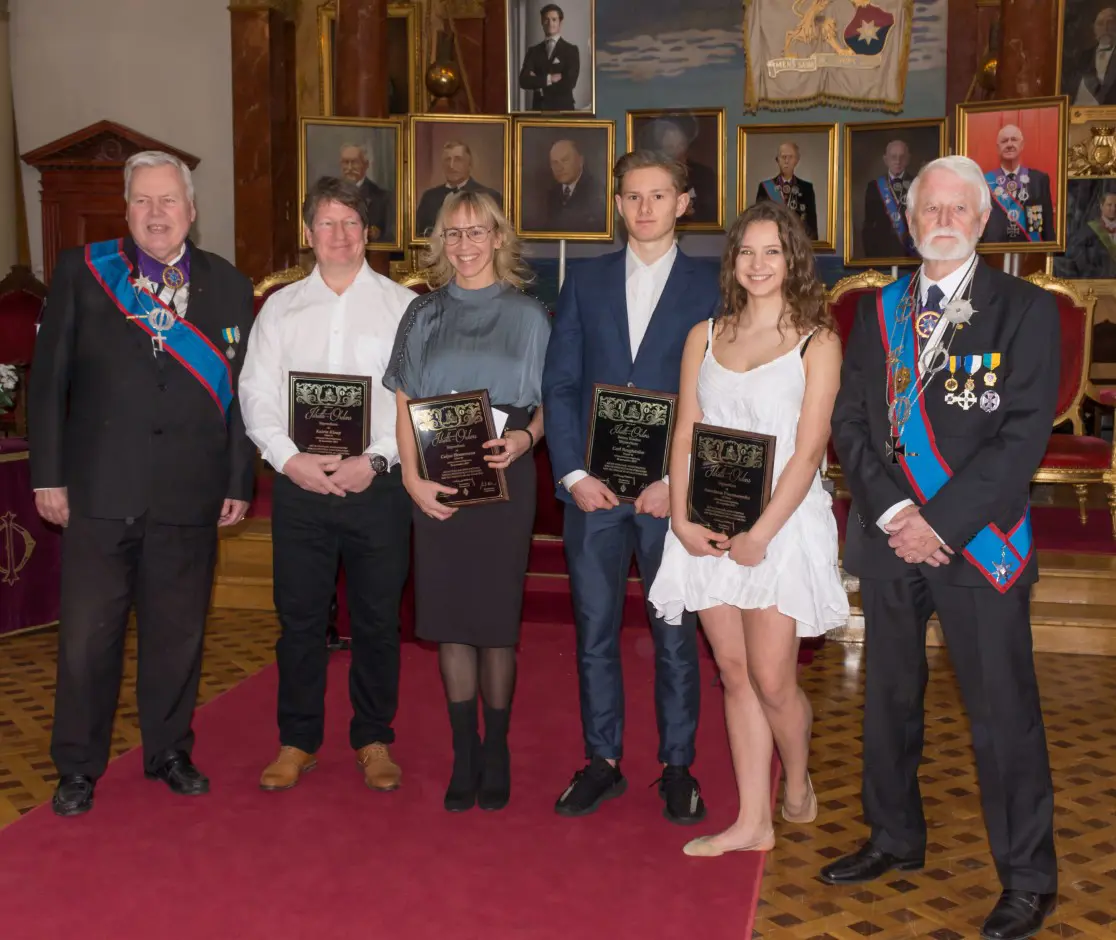 Översta bilden till vänster, Fr.v. Bengt Hammarberg, Anders för Katrin Klaup, mamma för Caijsa Hennemann, Carl Bengtström, Anastasia Ponomarenko och Åke Skjöldberg.