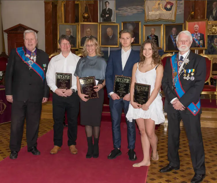 Fr.v. Bengt Hammarberg, Anders för Katrin Klaup, mamma för Caijsa Hennemann, Carl Bengtström, Anastasia Ponomarenko och Ordensgeneral Åke Sköldberg