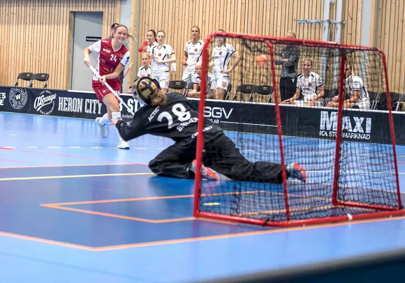 Tess sätter 1-0 med ett leende