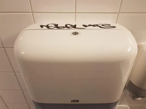                             Det verkar stå "rebel mts"