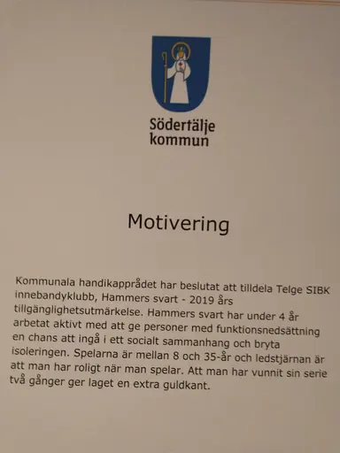 Kommunstyrelsens ordförande Boel Godner delar ut tillgänglighetsutmärkelsen till Telge SIBK, Hammers svart. Mi Karlung, tränare och lagledare, Simon Sallander, spelare, Kristina Sallander