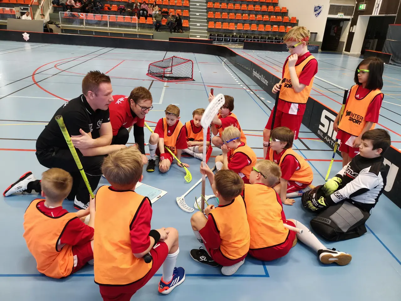 Tränarna går genom taktik med spelarna i pausen