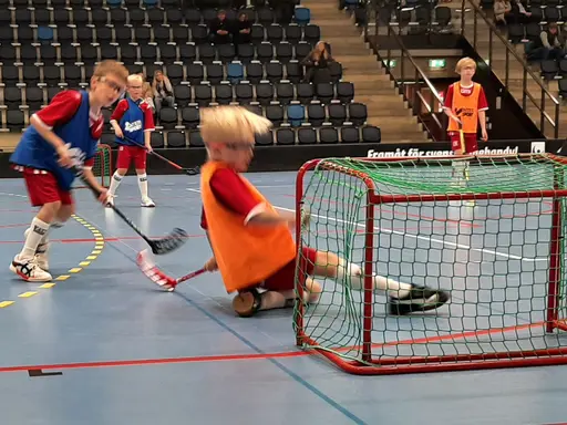 Överst pausunderhållning vid H2-Onyx, underst första egna matchen