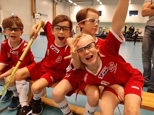 Överst pausunderhållning vid H2-Onyx, underst första egna matchen
