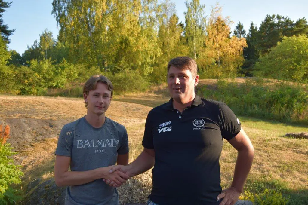 Linus Jonsson och sportansvarige Claes Lundberg