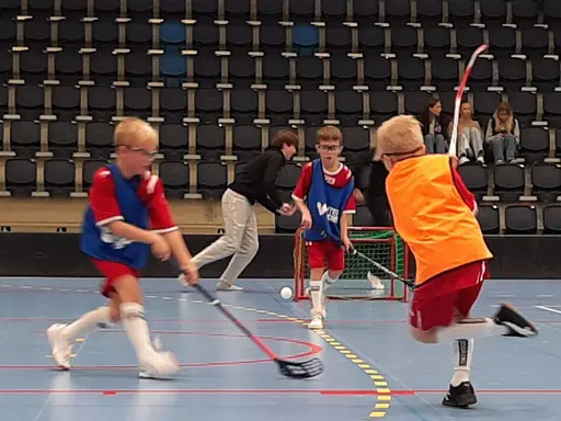 Överst pausunderhållning vid H2-Onyx, underst första egna matchen