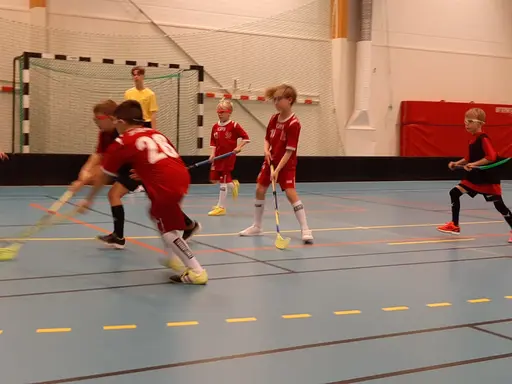 Överst pausunderhållning vid H2-Onyx, underst första egna matchen