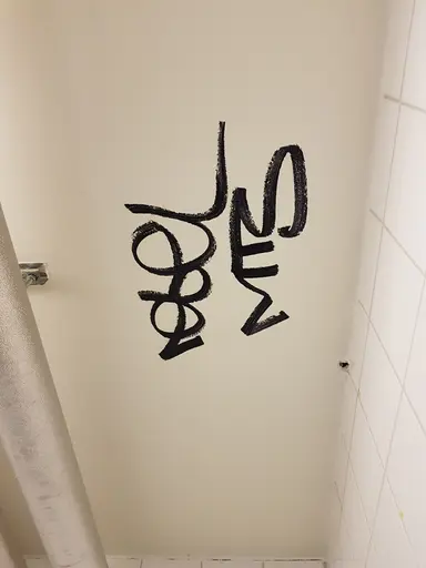 Det verkar stå "rebel mts"