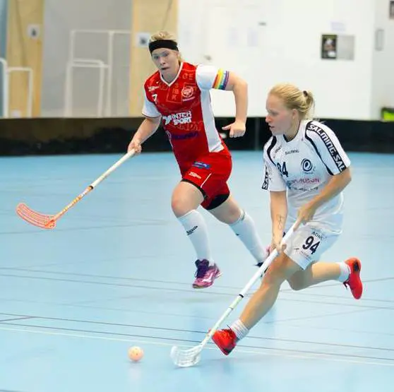 Gamla lagkamrater i löpduell. Foto Björn Alexanderson Täby FC